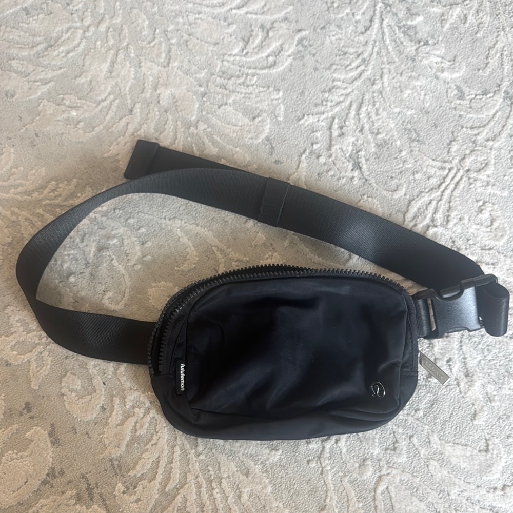 lululemon everywhere Black Belt Bag Sporty Design